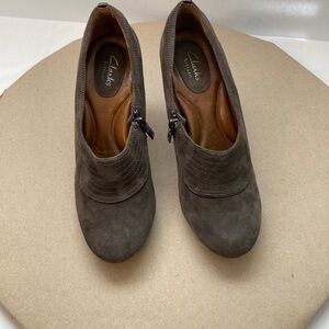 Brown suede Clarks Artisan shoes. Size 8 1/2 M